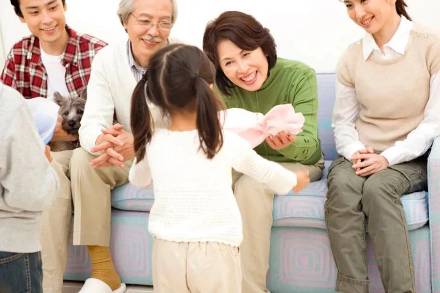 Cách đơn giản giúp trẻ thể hiện tình yêu thương - Ảnh 1.
