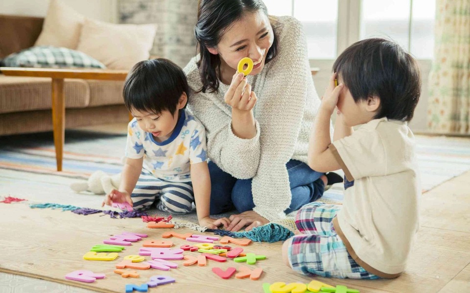 Dạy con lòng biết ơn bằng cách gieo hành vi và cảm xúc- Ảnh 1.